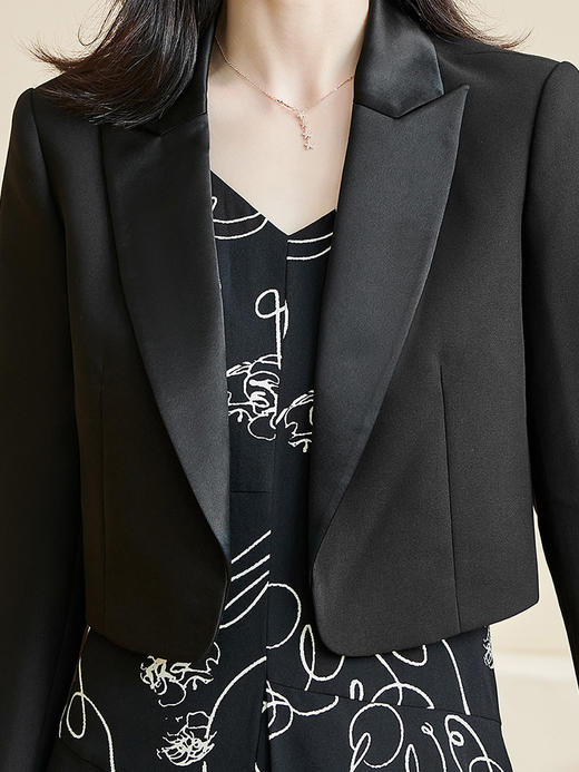 米思阳2026春季新款通勤杏色西装戗驳领拼接醋酸短款外套2597 商品图4