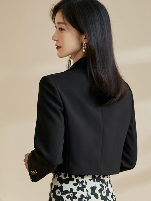 米思阳2026春季新款通勤杏色西装戗驳领拼接醋酸短款外套2597 商品图3