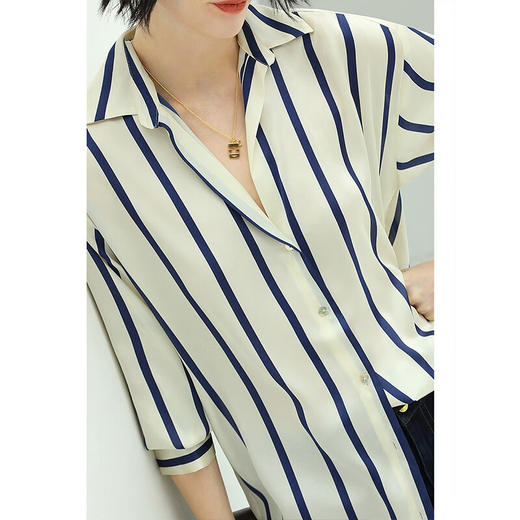 【有赞】COCOBELLA简约蓝白条纹缎面衬衫女早秋通勤OL长袖衬衣NSR616 商品图2