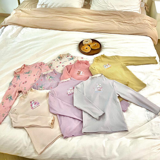 【捡漏价39.9元/2件】女童打底衫秋冬必备，领口花边精致别致，轻盈柔软的磨毛面料贴合皮肤，给孩子温暖的呵护。半高领露玉琢，花边领口添风情；磨毛贴心保暖神，长袖经典潮流趋势lish 商品图2
