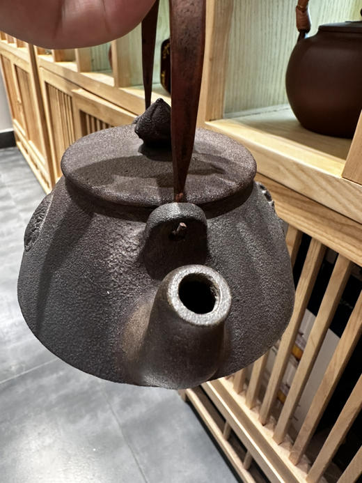 文新窑仿铁双鱼壶 商品图3
