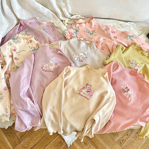 【捡漏价39.9元/2件】女童打底衫秋冬必备，领口花边精致别致，轻盈柔软的磨毛面料贴合皮肤，给孩子温暖的呵护。半高领露玉琢，花边领口添风情；磨毛贴心保暖神，长袖经典潮流趋势lish 商品图1