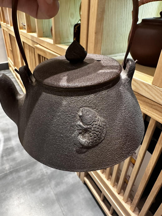 文新窑仿铁双鱼壶 商品图0