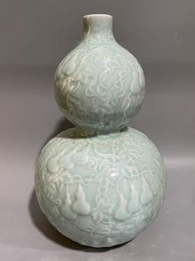 粉青釉浮雕《子孙万代》葫芦瓶