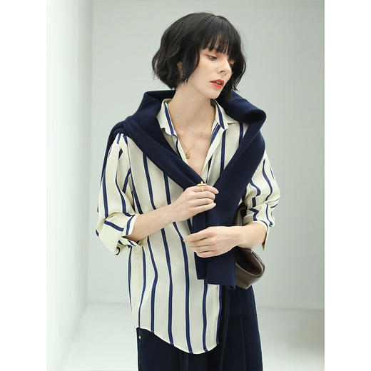 【有赞】COCOBELLA简约蓝白条纹缎面衬衫女早秋通勤OL长袖衬衣NSR616 商品图1