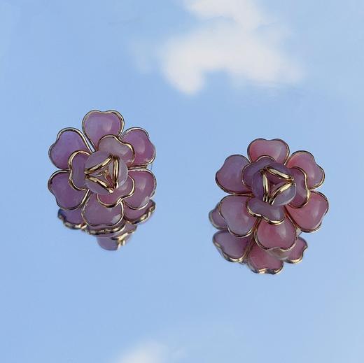 订购6个月到｜Gripoix Paris-Medium Camelia-杏色 山茶花 琉璃 耳环［法国设计师］ 商品图0