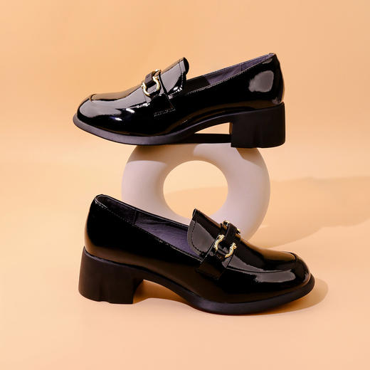 Safiya/索菲娅 2023秋季新品复古漆皮浅口软底一脚蹬粗跟乐福鞋 SF33112140 商品图0