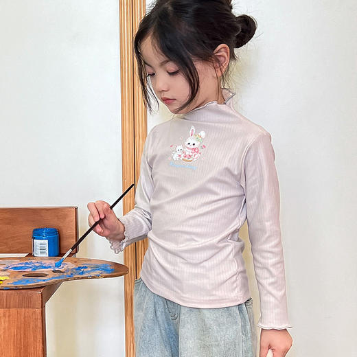 【捡漏价39.9元/2件】女童打底衫秋冬必备，领口花边精致别致，轻盈柔软的磨毛面料贴合皮肤，给孩子温暖的呵护。半高领露玉琢，花边领口添风情；磨毛贴心保暖神，长袖经典潮流趋势lish 商品图9