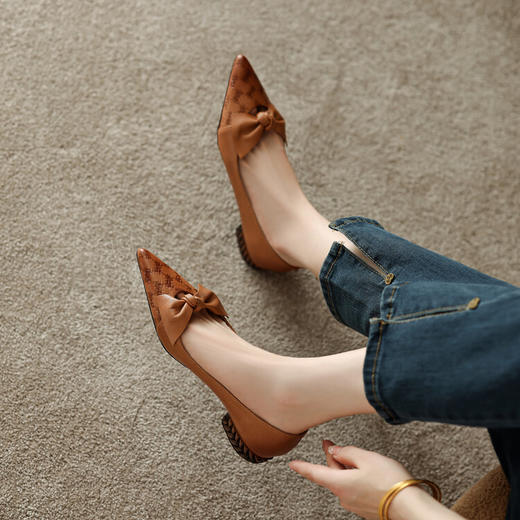 秋季新款，粗跟蝴蝶结尖头平底小皮鞋HYT-7273B 商品图0