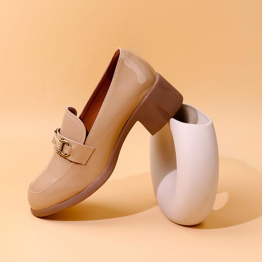 Safiya/索菲娅 2023秋季新品复古漆皮浅口软底一脚蹬粗跟乐福鞋 SF33112140 商品图3