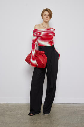 条纹翻领一字肩毛衣