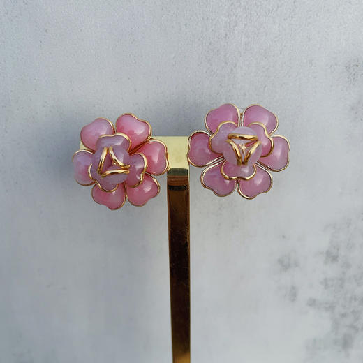 订购6个月到｜Gripoix Paris-Medium Camelia-杏色 山茶花 琉璃 耳环［法国设计师］ 商品图1