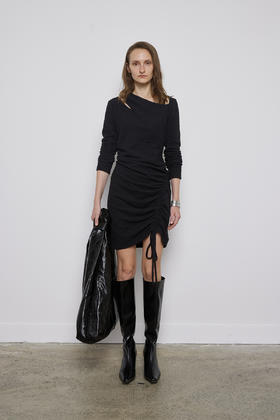 肌理感收腰露肩连衣裙