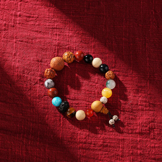 【杭州灵隐大天意多宝菩提十八籽手串】天然玛瑙子菩提寺同款；十八籽又叫“菩提花串”是在上百种菩提中选用，种串制而成 也可与一些天然晶石互相搭配串制，多宝珠代表平安、顺遂，寓意和平吉祥。 商品图6