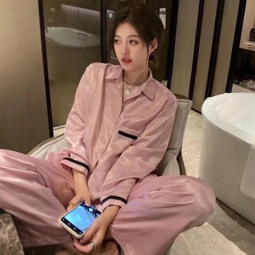 【法式睡衣女秋款冰丝薄款家居服】2023年新款气质长袖长裤套装，保型V领修饰颈部线条 环保活性印染 松紧裤腰带刚刚好不勒 挺阔裤腿 自在不束缚，舒适居家。 商品图11