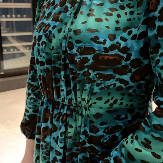圣三利女装 新款时尚豹纹印花中长款抽褶连衣裙SL2037104 商品图5