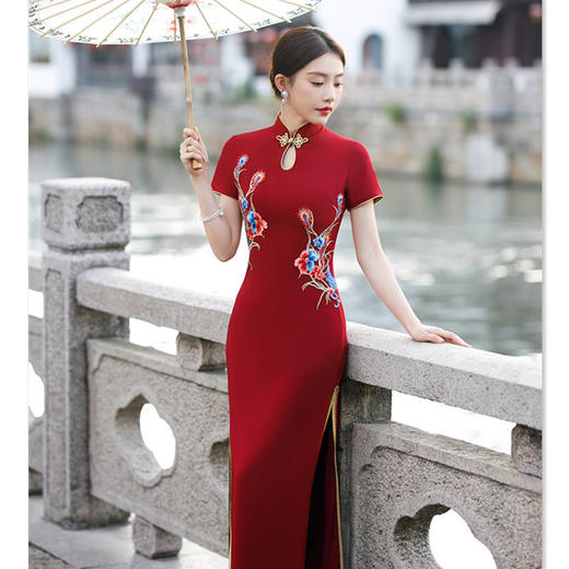 SYK319067红色滴水领加长走秀款旗袍2023秋冬新款复古国风加大码长款旗袍 商品图3
