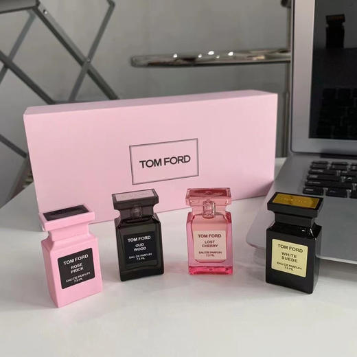 【TOM FORD/TF汤姆福特Q版香水四件套 礼盒包装】 小样套装 失落樱桃/荆棘玫瑰/白麝香/乌木沉香 4款香型自由切换多面角色 时刻掌握自信 7.5ml/瓶 商品图1