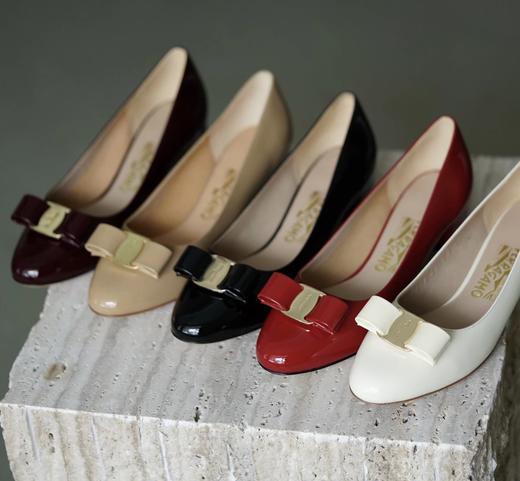 万年经典  独加私渠  Vara蝴蝶结皮扣中跟单鞋  软漆皮单鞋 商品图0