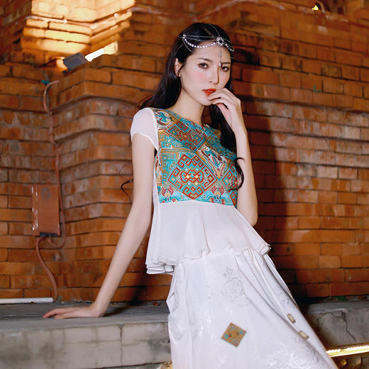 游园惊梦系列-玉宇琼楼刺绣短上衣/现货 商品图2