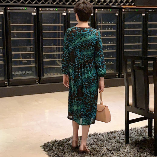 圣三利女装 新款时尚豹纹印花中长款抽褶连衣裙SL2037104 商品图2