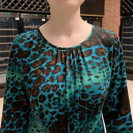 圣三利女装 新款时尚豹纹印花中长款抽褶连衣裙SL2037104 商品图4