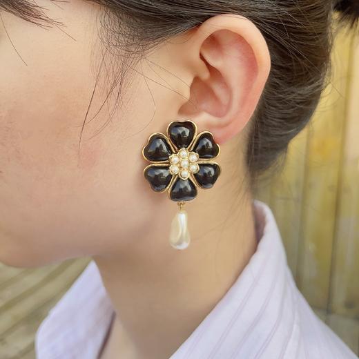 订购6个月到｜Gripoix Paris-Simple Flower-黑色 花朵 巴洛克珍珠 耳环［法国设计师］ 商品图1