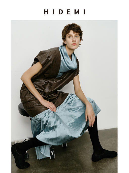 HIDEMI 极简设计感拼接缎面环保皮堆堆领百褶连体裙皮裙 商品图8