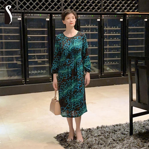 圣三利女装 新款时尚豹纹印花中长款抽褶连衣裙SL2037104 商品图0