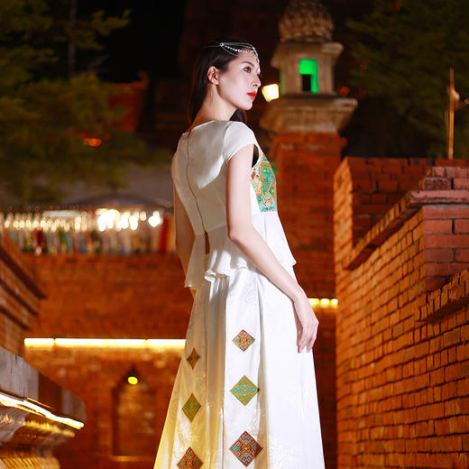 游园惊梦系列-玉宇琼楼刺绣短上衣/现货 商品图3