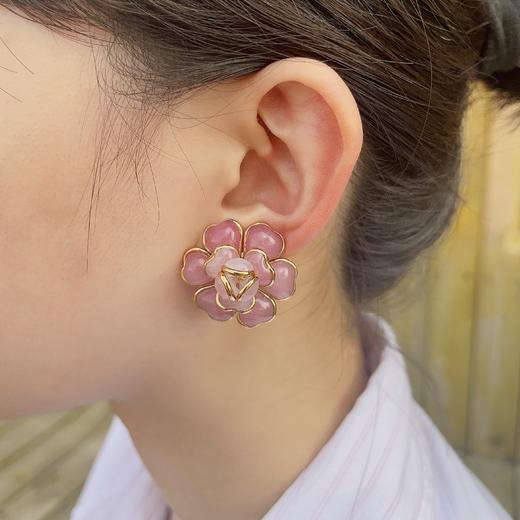 订购6个月到｜Gripoix Paris-Medium Camelia-杏色 山茶花 琉璃 耳环［法国设计师］ 商品图2