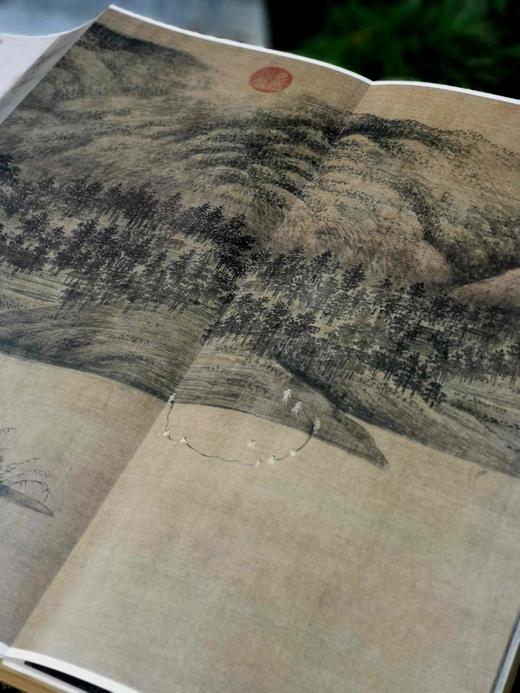 中国历代绘画大师长卷经典：《董源 夏景山口待渡图 潇湘图》，4开，册页装，1010*580mm,今日美术馆出品，四川美术出版社2018年一版一印，定价198，售价65元。 商品图7