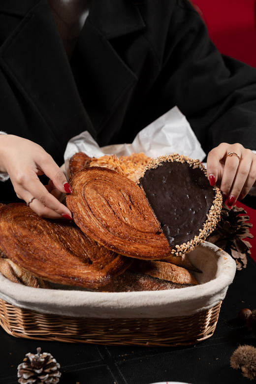 乔尔卢布松大蝴蝶酥礼盒（草莓之恋、白色恋人、梦巴黎） 食品类不支持七天无理由退换货 商品图1