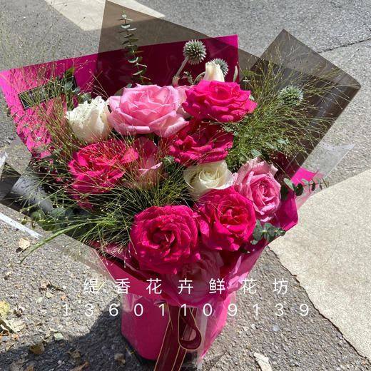 【爱的心动】11朵玫瑰弗洛伊德主题混搭精品花束 商品图0