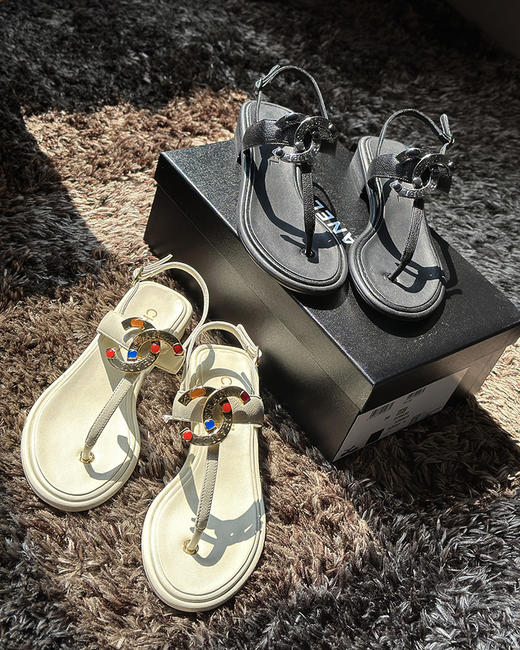 现货 THS 8.19-限时 香家 精致从脚开始 彩色宝石镶饰双C平底凉鞋 2色 BZ1089 商品图1