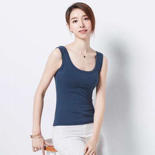 【内搭外穿，自由搭配】经典黑白搭配，小吊带背心女外穿内搭，百变多样。似生命如此脆弱，柔软的纯棉却能给予最柔和的安慰。“柔情似水，佳期如梦”，只要一件工字无袖打底衫潮，便可轻松拥有令人瞩目的时尚风采。 商品图2