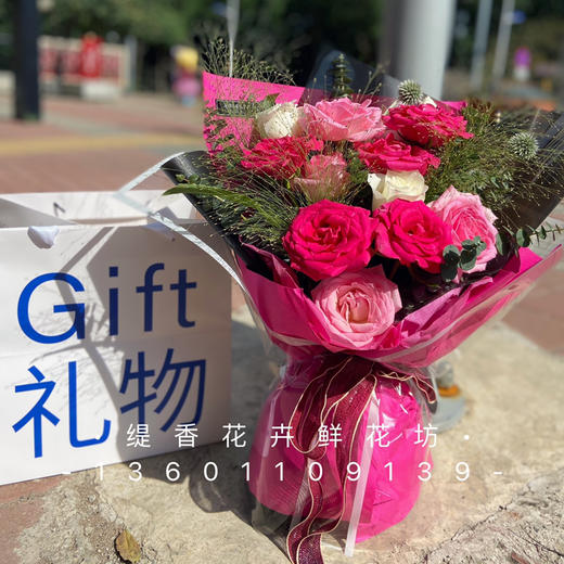 【爱的心动】11朵玫瑰弗洛伊德主题混搭精品花束 商品图1