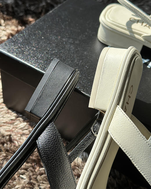 现货 THS 8.19-限时 香家 精致从脚开始 彩色宝石镶饰双C平底凉鞋 2色 BZ1089 商品图2