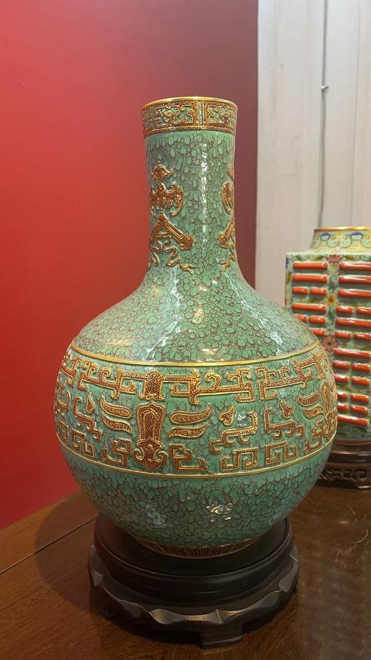 荤炉钧雕刻天球瓶 商品图0