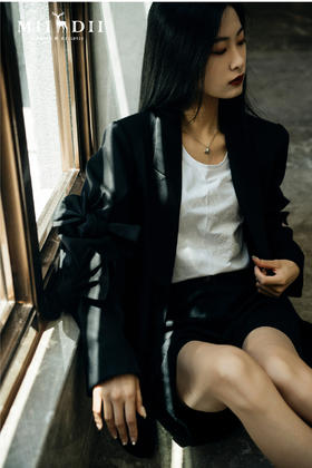 随性穿着成为生活常态高级的质感， 也可轻松拿捏高光时刻