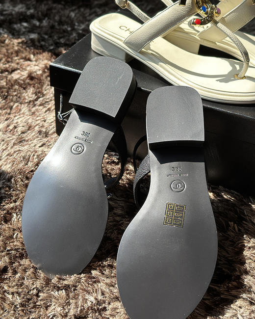 现货 THS 8.19-限时 香家 精致从脚开始 彩色宝石镶饰双C平底凉鞋 2色 BZ1089 商品图5