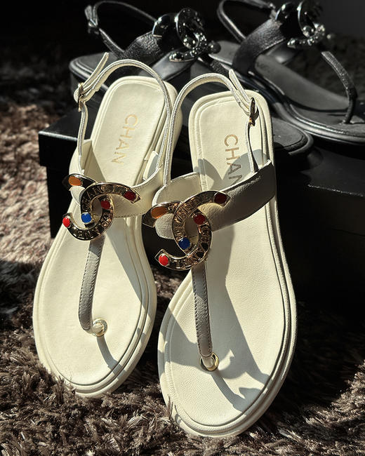 现货 THS 8.19-限时 香家 精致从脚开始 彩色宝石镶饰双C平底凉鞋 2色 BZ1089 商品图7