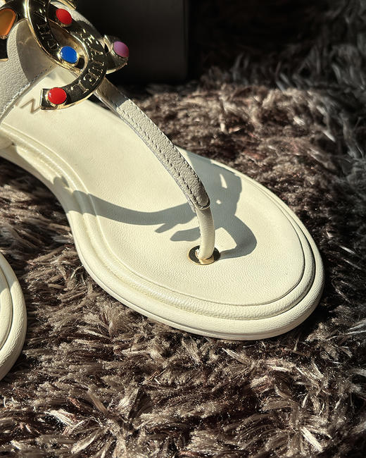 现货 THS 8.19-限时 香家 精致从脚开始 彩色宝石镶饰双C平底凉鞋 2色 BZ1089 商品图8