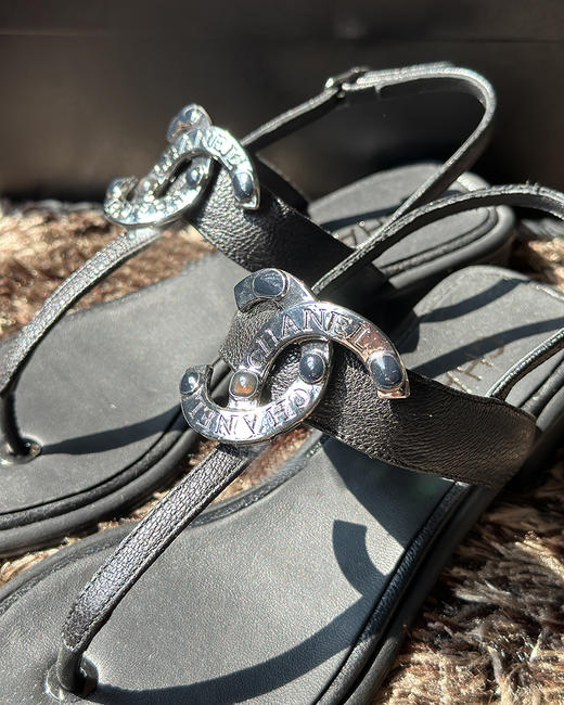 现货 THS 8.19-限时 香家 精致从脚开始 彩色宝石镶饰双C平底凉鞋 2色 BZ1089 商品图4