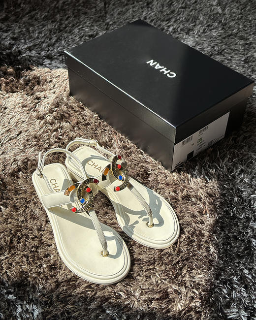 现货 THS 8.19-限时 香家 精致从脚开始 彩色宝石镶饰双C平底凉鞋 2色 BZ1089 商品图6