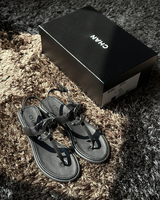 现货 THS 8.19-限时 香家 精致从脚开始 彩色宝石镶饰双C平底凉鞋 2色 BZ1089 商品图3