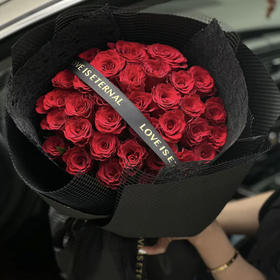【挚爱时刻】33朵红玫瑰高端时尚花束