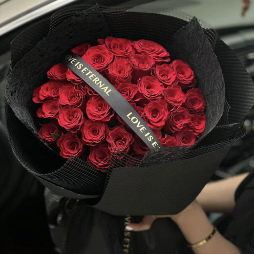 【挚爱时刻】33朵红玫瑰高端时尚花束 商品图0