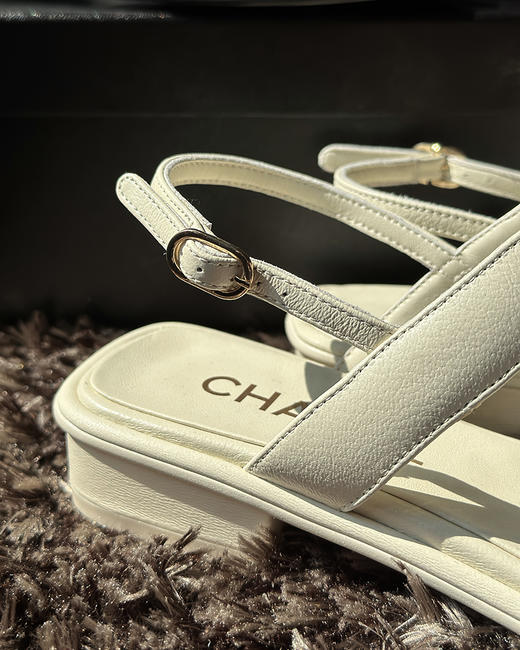 现货 THS 8.19-限时 香家 精致从脚开始 彩色宝石镶饰双C平底凉鞋 2色 BZ1089 商品图9