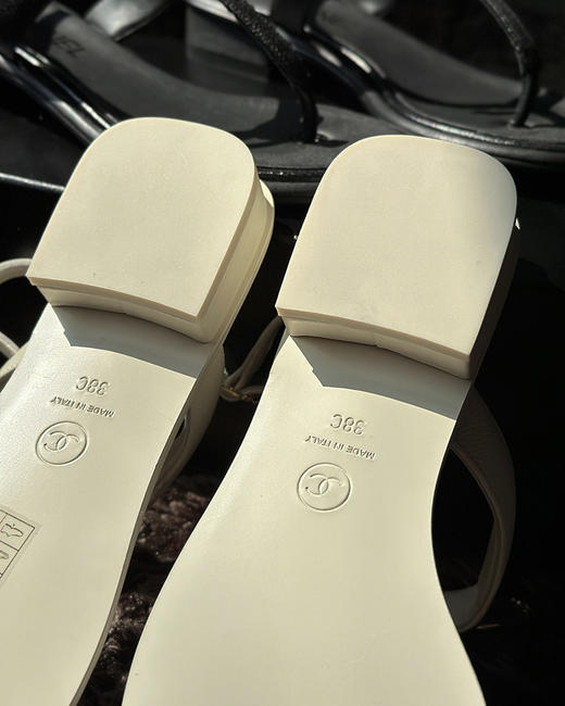 现货 THS 8.19-限时 香家 精致从脚开始 彩色宝石镶饰双C平底凉鞋 2色 BZ1089 商品图10